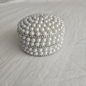 Round Shaped Pearl White And Silver Glitter Trinket Jewelry Circular Gift Box